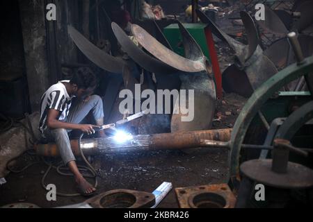 Am 10. Juni 2020 arbeitet ein Arbeiter auf einer Werft in der Nähe des Flusses Buriganga in Dhaka, Bangladesch. (Foto von Syed Mahamudur Rahman/NurPhoto) Stockfoto