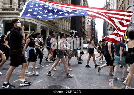 Demonstranten gehen am 12. Juni 2020 in New York City, USA, um auf die Gewalt gegenüber schwarzen Transgender-Menschen, insbesondere Frauen mit Hautfarbe, aufmerksam zu machen. Das FBI berichtete, dass Hassverbrechen seit 2017 auf dem Vormarsch sind, als solche Kriminalitätsstatistiken erstmals verfügbar wurden. (Foto von John Lamparski/NurPhoto) Stockfoto