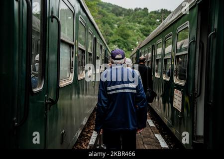 An einer der Haltestellen kann man zwischen den Vagonen der Schmalspurbahn laufen sehen. Die Rhodopen-Schmalspurbahn in Bulgarien ist eine der wenigen bestehenden Schmalspurbahnen mit regelmäßigem Fahrplan in der Welt. Nicht nur als Attraktion genutzt. Es gilt als eine der besten Zugfahrten in Europa. Die Linie erhält ihren fertigen Look, wie sie heute von der Stadt Septemvri bis zur Stadt Dobrinishte im Jahr 1945 ist. 76 cm Spurweite, 3 Berge, viele Flüsse, mehrere Schluchten, felsige Hänge mit pulverförmigen Zuckerspitzen, weite grüne Wiesen, der Geruch eines Kräutercocktails, wild Stockfoto