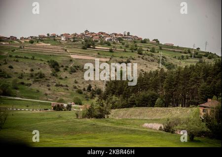 Blick auf den Rhodopen-Berg von der Straße der Schmalspurbahn. Die Rhodopen-Schmalspurbahn in Bulgarien ist eine der wenigen bestehenden Schmalspurbahnen mit regelmäßigem Fahrplan in der Welt. Nicht nur als Attraktion genutzt. Es gilt als eine der besten Zugfahrten in Europa. Die Linie erhält ihren fertigen Look, wie sie heute von der Stadt Septemvri bis zur Stadt Dobrinishte im Jahr 1945 ist. 76 cm Spurweite, 3 Berge, viele Flüsse, mehrere Schluchten, felsige Hänge mit pulverförmigen Zuckerspitzen, weite grüne Wiesen, der Geruch eines Kräutercocktails, Wildtiere, 12 Stationen und 13 Stockfoto