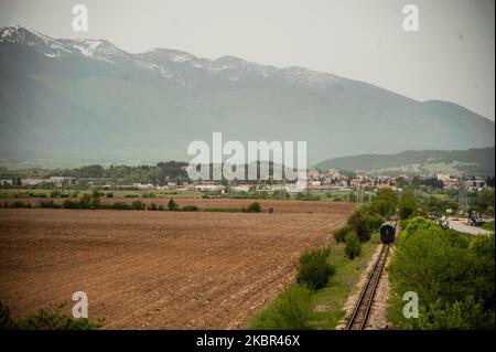 Die Schmalspurbahn fährt am Pirin-Berg in der Nähe der bulgarischen Kurorte Bansko, L und Razlog, R. die Rhodopen-Schmalspurbahn in Bulgarien ist eine der wenigen bestehenden Schmalspurbahnen mit einem regelmäßigen Fahrplan auf der Welt. Nicht nur als Attraktion genutzt. Es gilt als eine der besten Zugfahrten in Europa. Die Linie erhält ihren fertigen Look, wie sie heute von der Stadt Septemvri bis zur Stadt Dobrinishte im Jahr 1945 ist. 76 cm Spurweite, 3 Berge, viele Flüsse, mehrere Schluchten, felsige Hänge mit pulverförmigen Zuckerspitzen bestreut, weite grüne Wiesen, der Geruch eines Stockfoto