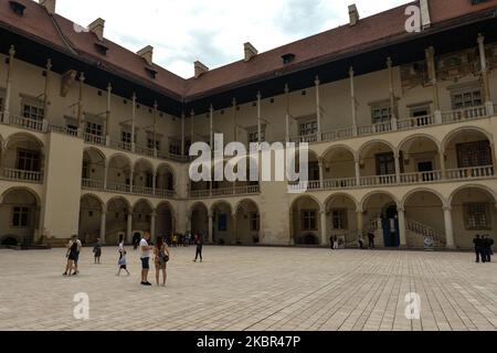 Ein allgemeiner Blick auf den Innenhof des Schlosses Wawel. Die Königlichen Wohnungen im Schloss Wawel wurden für die Öffentlichkeit wiedereröffnet. Zum ersten Mal haben Besucher die Möglichkeit, die bisher nicht verfügbare italienische Sammlung von Renaissance-Gemälden aus der Sammlung der Familie Lanckoronski zu sehen. Am Freitag, den 12. Juni 2020, in Krakau, Polen. (Foto von Artur Widak/NurPhoto) Stockfoto