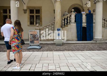 Blick auf den Eingang der Royal Apartments. Die Königlichen Wohnungen im Schloss Wawel wurden für die Öffentlichkeit wiedereröffnet. Zum ersten Mal haben Besucher die Möglichkeit, die bisher nicht verfügbare italienische Sammlung von Renaissance-Gemälden aus der Sammlung der Familie Lanckoronski zu sehen. Am Freitag, den 12. Juni 2020, in Krakau, Polen. (Foto von Artur Widak/NurPhoto) Stockfoto