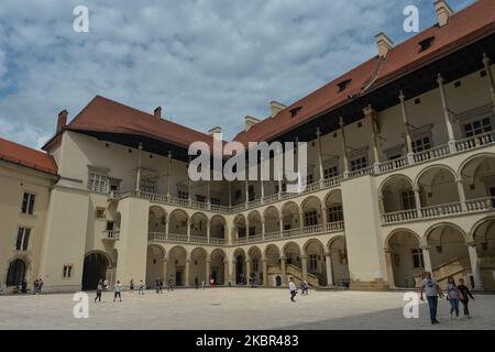 Ein allgemeiner Blick auf den Innenhof des Schlosses Wawel. Die Königlichen Wohnungen im Schloss Wawel wurden für die Öffentlichkeit wiedereröffnet. Zum ersten Mal haben Besucher die Möglichkeit, die bisher nicht verfügbare italienische Sammlung von Renaissance-Gemälden aus der Sammlung der Familie Lanckoronski zu sehen. Am Freitag, den 12. Juni 2020, in Krakau, Polen. (Foto von Artur Widak/NurPhoto) Stockfoto