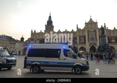 Polizei-Lastwagen neben dem Adam-Mickiewicz-Denkmal auf dem Krakauer Hauptmarkt. Ein Dutzend junger Aktivisten reagierte mit ihrer Anwesenheit auf eine inoffizielle Facebook-Veranstaltung namens „Regenbogendisko auf dem Hauptplatz“. Nach etwa 15min der Veranstaltung machten Aktivisten ein Gruppenbild am Mickiewicz-Denkmal. Ein paar Minuten später kamen zwei Spuren mit Mitgliedern der örtlichen Polizei und begannen, die Ausweise der Aktivisten zu überprüfen und so der Veranstaltung ein Ende zu setzen. Am Montag, den 12. Freitag, 2020, in Krakau, Polen. (Foto von Artur Widak/NurPhoto) Stockfoto