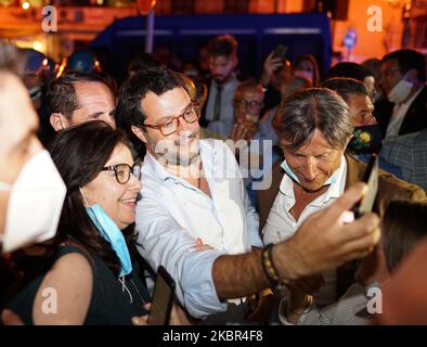 Die Unterstützer machen ein Selfie-Foto mit dem italienischen Senator, dem Vorsitzenden der italienischen Lega-Partei (Lega), Matteo Salvini während des Wahlbesuchs auf Sizilien in Milazzo, Sizilien, Italien, am 12. Juni 2020. (Foto von Gabriele Maricchiolo/NurPhoto) Stockfoto