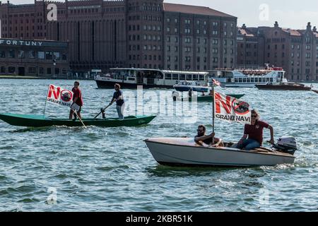 Menschen auf einem Boot demonstrieren gegen große Schiffe und Kreuzschiffe, die nach Venedig kommen. Mindestens 1500 Menschen haben am 13. Juni 2020 in Venedig, Italien, demonstriert und eine Verordnung gegen den Massentourismus in Venedig gefordert. Nach dem Coronavirus-Notfall brach die Tourismusindustrie in Venedig zusammen, aber viele Einheimische fordern neue Regeln für die Zukunft. An der Demonstration nahmen auch Menschen gegen große Schiffe Teil, die nach Venedig kamen. (Foto von Giacomo Cosua/NurPhoto) Stockfoto