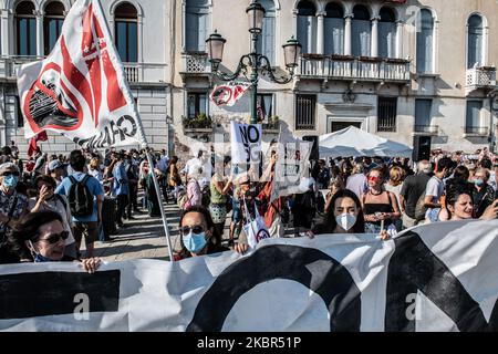 Menschen mit einem Schild, die darum bitten, den Massentourismus in Venedig zu stoppen. Mindestens 1500 Menschen haben am 13. Juni 2020 in Venedig, Italien, demonstriert und eine Verordnung gegen den Massentourismus in Venedig gefordert. Nach dem Coronavirus-Notfall brach die Tourismusindustrie in Venedig zusammen, aber viele Einheimische fordern neue Regeln für die Zukunft. An der Demonstration nahmen auch Menschen gegen große Schiffe Teil, die nach Venedig kamen. (Foto von Giacomo Cosua/NurPhoto) Stockfoto