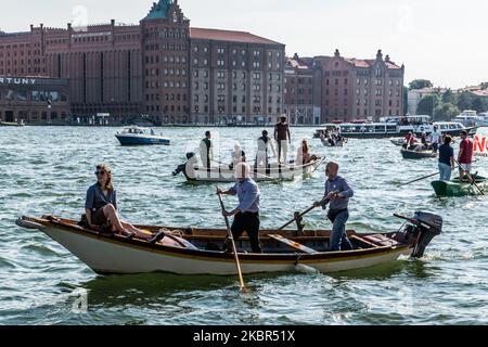 Menschen auf einem Boot demonstrieren gegen große Schiffe und Kreuzschiffe, die nach Venedig kommen. Mindestens 1500 Menschen haben am 13. Juni 2020 in Venedig, Italien, demonstriert und eine Verordnung gegen den Massentourismus in Venedig gefordert. Nach dem Coronavirus-Notfall brach die Tourismusindustrie in Venedig zusammen, aber viele Einheimische fordern neue Regeln für die Zukunft. An der Demonstration nahmen auch Menschen gegen große Schiffe Teil, die nach Venedig kamen. (Foto von Giacomo Cosua/NurPhoto) Stockfoto