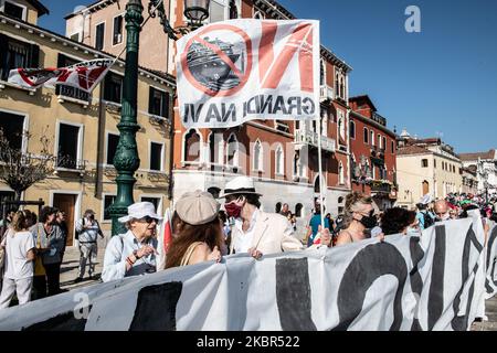 Menschen mit einem Schild, die darum bitten, den Massentourismus in Venedig zu stoppen. Mindestens 1500 Menschen haben am 13. Juni 2020 in Venedig, Italien, demonstriert und eine Verordnung gegen den Massentourismus in Venedig gefordert. Nach dem Coronavirus-Notfall brach die Tourismusindustrie in Venedig zusammen, aber viele Einheimische fordern neue Regeln für die Zukunft. An der Demonstration nahmen auch Menschen gegen große Schiffe Teil, die nach Venedig kamen. (Foto von Giacomo Cosua/NurPhoto) Stockfoto