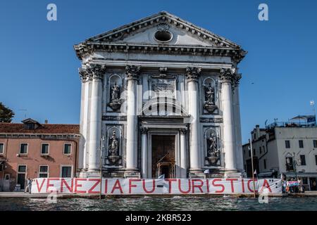 Ein großes Schild mit der Aufschrift 'Venedig war touristisch'. Mindestens 1500 Menschen haben am 13. Juni 2020 in Venedig, Italien, demonstriert und eine Verordnung gegen den Massentourismus in Venedig gefordert. Nach dem Coronavirus-Notfall brach die Tourismusindustrie in Venedig zusammen, aber viele Einheimische fordern neue Regeln für die Zukunft. An der Demonstration nahmen auch Menschen gegen große Schiffe Teil, die nach Venedig kamen. (Foto von Giacomo Cosua/NurPhoto) Stockfoto