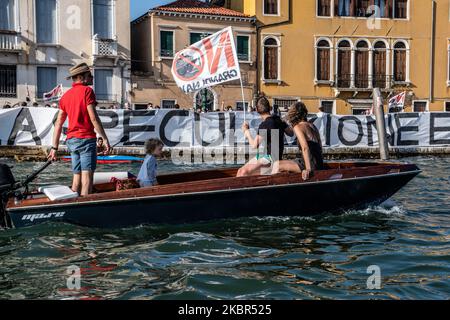 Menschen auf einem Boot demonstrieren gegen große Schiffe und Kreuzschiffe, die nach Venedig kommen. Mindestens 1500 Menschen haben am 13. Juni 2020 in Venedig, Italien, demonstriert und eine Verordnung gegen den Massentourismus in Venedig gefordert. Nach dem Coronavirus-Notfall brach die Tourismusindustrie in Venedig zusammen, aber viele Einheimische fordern neue Regeln für die Zukunft. An der Demonstration nahmen auch Menschen gegen große Schiffe Teil, die nach Venedig kamen. (Foto von Giacomo Cosua/NurPhoto) Stockfoto