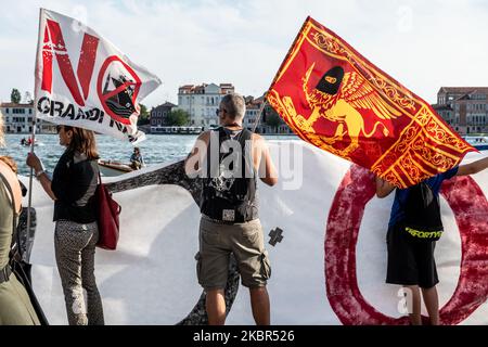 Mindestens 1500 Menschen haben am 13. Juni 2020 in Venedig, Italien, demonstriert und eine Verordnung gegen den Massentourismus in Venedig gefordert. Nach dem Coronavirus-Notfall brach die Tourismusindustrie in Venedig zusammen, aber viele Einheimische fordern neue Regeln für die Zukunft. An der Demonstration nahmen auch Menschen gegen große Schiffe Teil, die nach Venedig kamen. (Foto von Giacomo Cosua/NurPhoto) Stockfoto