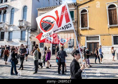 Menschen demonstrieren gegen große Schiffe und Kreuzschiffe, die nach Venedig kommen. Mindestens 1500 Menschen haben am 13. Juni 2020 in Venedig, Italien, demonstriert und eine Verordnung gegen den Massentourismus in Venedig gefordert. Nach dem Coronavirus-Notfall brach die Tourismusindustrie in Venedig zusammen, aber viele Einheimische fordern neue Regeln für die Zukunft. An der Demonstration nahmen auch Menschen gegen große Schiffe Teil, die nach Venedig kamen. (Foto von Giacomo Cosua/NurPhoto) Stockfoto