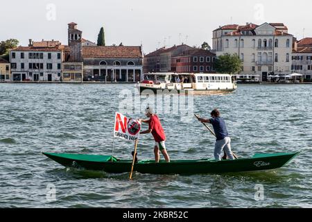 Menschen auf einem Boot demonstrieren gegen große Schiffe und Kreuzschiffe, die nach Venedig kommen. Mindestens 1500 Menschen haben am 13. Juni 2020 in Venedig, Italien, demonstriert und eine Verordnung gegen den Massentourismus in Venedig gefordert. Nach dem Coronavirus-Notfall brach die Tourismusindustrie in Venedig zusammen, aber viele Einheimische fordern neue Regeln für die Zukunft. An der Demonstration nahmen auch Menschen gegen große Schiffe Teil, die nach Venedig kamen. (Foto von Giacomo Cosua/NurPhoto) Stockfoto