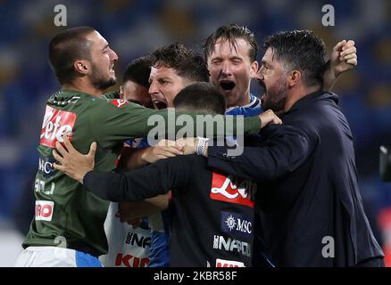 Gennaro Gattuso-Manager von Napoli feiert am 13. Juni 2020 mit Matteo Politano, Dries Mertens und Piotr Zielinski das Halbfinale des italienischen Pokals zwischen dem SSC Napoli und dem FC Internazionale im Stadion San Paolo in Neapel, Italien (Foto: Matteo Ciambelli/NurPhoto) Stockfoto