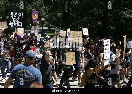 Demonstranten nehmen am 13. Juni 2020 an einer Kundgebung für George Floyd am Columbus Circle in New York City, USA, Teil. Floyd, ein Minneapolis-Minnesota-Mann, wurde durch die Hände von Polizeibeamten getötet, von denen einer auf seinen Hals kniete. (Foto von John Lamparski/NurPhoto) Stockfoto