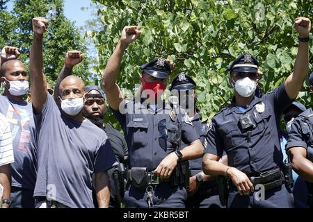 Schwarze Polizisten mit dem Polizeidezernat des Bezirks Camden schließen sich einem Gemeindeaktivisten bei einer Kundgebung an, die von Black Men Rising am 13. Juni 2020 im Farnham Park in Camden, NJ, vor der Statue von Christoper Columbus stand, veranstaltet wurde. (Foto von Bastiaan Slabbers/NurPhoto) Stockfoto