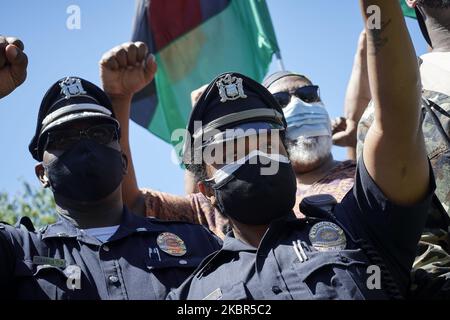 Schwarze Polizisten mit dem Polizeidezernat des Bezirks Camden schließen sich einem Gemeindeaktivisten bei einer Kundgebung an, die von Black Men Rising am 13. Juni 2020 im Farnham Park in Camden, NJ, vor der Statue von Christoper Columbus stand, veranstaltet wurde. (Foto von Bastiaan Slabbers/NurPhoto) Stockfoto