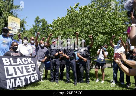 Schwarze Polizisten mit dem Polizeidezernat des Bezirks Camden schließen sich einem Gemeindeaktivisten bei einer Kundgebung an, die von Black Men Rising am 13. Juni 2020 im Farnham Park in Camden, NJ, vor der Statue von Christoper Columbus stand, veranstaltet wurde. (Foto von Bastiaan Slabbers/NurPhoto) Stockfoto