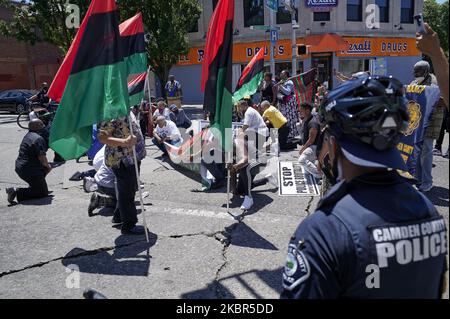 Polizeibeamte der Polizeibehörde des Bezirks Camden halten Ausschau nach Demonstranten, die am 13. Juni 2020 in Camden, New Jersey, an einem protestmarsch der Black Lives Matter teilnehmen. Die Veranstaltung wurde von Black Men Rising organisiert und zog Hunderte von Menschen aus der Umgebung von New Jersey und dem Großraum Philadelphia an. (Foto von Bastiaan Slabbers/NurPhoto) Stockfoto