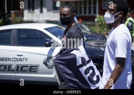 Polizeibeamte der Polizeibehörde des Bezirks Camden halten Ausschau nach Demonstranten, die am 13. Juni 2020 in Camden, New Jersey, an einem protestmarsch der Black Lives Matter teilnehmen. Die Veranstaltung wurde von Black Men Rising organisiert und zog Hunderte von Menschen aus der Umgebung von New Jersey und dem Großraum Philadelphia an. (Foto von Bastiaan Slabbers/NurPhoto) Stockfoto