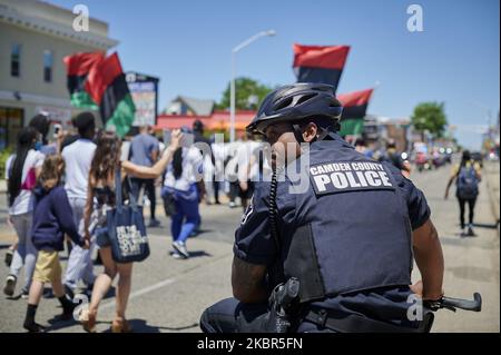 Polizeibeamte der Polizeibehörde des Bezirks Camden halten Ausschau nach Demonstranten, die am 13. Juni 2020 in Camden, New Jersey, an einem protestmarsch der Black Lives Matter teilnehmen. Die Veranstaltung wurde von Black Men Rising organisiert und zog Hunderte von Menschen aus der Umgebung von New Jersey und dem Großraum Philadelphia an. (Foto von Bastiaan Slabbers/NurPhoto) Stockfoto