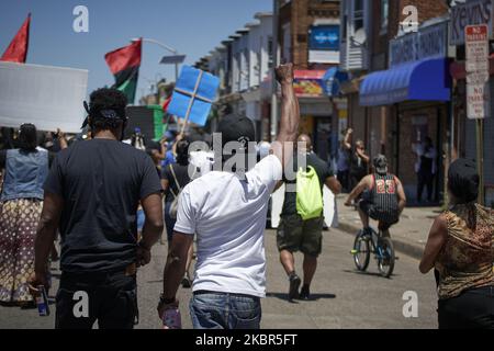 Mitglieder der Gemeinschaft nehmen am 13. Juni 2020 an einem von Black Men Rising organisierten Black Lives Matter-Protest in Camden, New Jersey, Teil. (Foto von Bastiaan Slabbers/NurPhoto) Stockfoto