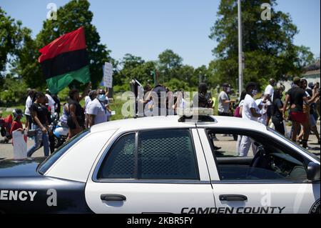 Polizeibeamte der Polizeibehörde des Bezirks Camden halten Ausschau nach Demonstranten, die am 13. Juni 2020 in Camden, New Jersey, an einem protestmarsch der Black Lives Matter teilnehmen. Die Veranstaltung wurde von Black Men Rising organisiert und zog Hunderte von Menschen aus der Umgebung von New Jersey und dem Großraum Philadelphia an. (Foto von Bastiaan Slabbers/NurPhoto) Stockfoto