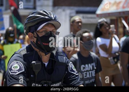 Polizeibeamte der Polizeibehörde des Bezirks Camden halten Ausschau nach Demonstranten, die am 13. Juni 2020 in Camden, New Jersey, an einem protestmarsch der Black Lives Matter teilnehmen. Die Veranstaltung wurde von Black Men Rising organisiert und zog Hunderte von Menschen aus der Umgebung von New Jersey und dem Großraum Philadelphia an. (Foto von Bastiaan Slabbers/NurPhoto) Stockfoto