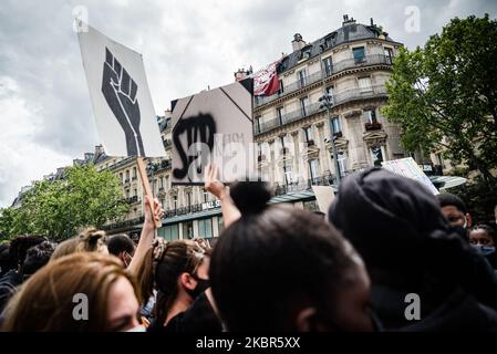 Die rechtsextreme Gruppe Génération identitaire setzte ein großes Banner auf das Dach eines Gebäudes, um den Anti-weißen Rassismus mit dem Hashtag „White Lives Matter“ zu verurteilen und schuf so bei der Demonstration am Samstag, dem 13. Juni 2020, Spannungen. Mehrere tausend Menschen versammelten sich auf dem Place de la République in Paris auf den Aufruf des Komitees "Wahrheit für Adama" und der Schwester von Adama Traoré, Assa Traoré, um an einer Demonstration gegen Polizeigewalt teilzunehmen. Dieses Ereignis erinnert an die Black Lives Matter-Bewegung und den Tod von George Floyd in den USA sowie an eine neue Untersuchung des Falles Adama Traoré, w Stockfoto