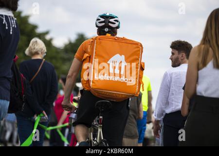 Am 14. Juni 2020 wird in Berlin ein Lieferando-Lieferdienstmitarbeiter abgebildet. (Foto von Emmanuele Contini/NurPhoto) Stockfoto