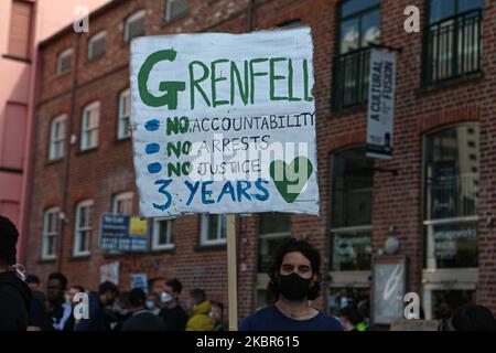 Eine große Anzahl von Menschen versammelt sich, um an der friedlichen Demonstration während der BLM-Proteste am 14.. Juni 2020 auf dem Millennium Square, Leeds, Großbritannien, teilzunehmen. (Foto von Emily Moorby/MI News/NurPhoto) Stockfoto