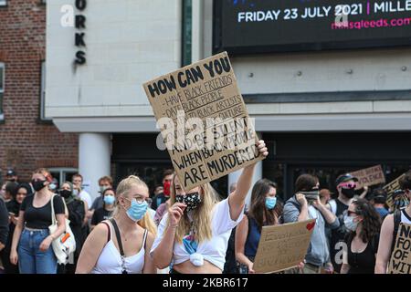 Eine große Anzahl von Menschen versammelt sich, um an der friedlichen Demonstration während der BLM-Proteste am 14.. Juni 2020 auf dem Millennium Square, Leeds, Großbritannien, teilzunehmen. (Foto von Emily Moorby/MI News/NurPhoto) Stockfoto