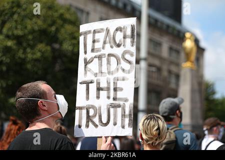 Eine große Anzahl von Menschen versammelt sich, um an der friedlichen Demonstration während der BLM-Proteste am 14.. Juni 2020 auf dem Millennium Square, Leeds, Großbritannien, teilzunehmen. (Foto von Emily Moorby/MI News/NurPhoto) Stockfoto