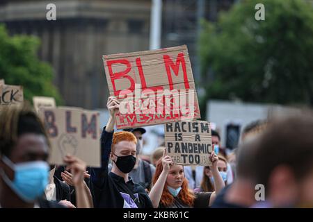 Eine große Anzahl von Menschen versammelt sich, um an der friedlichen Demonstration während der BLM-Proteste am 14.. Juni 2020 auf dem Millennium Square, Leeds, Großbritannien, teilzunehmen. (Foto von Emily Moorby/MI News/NurPhoto) Stockfoto