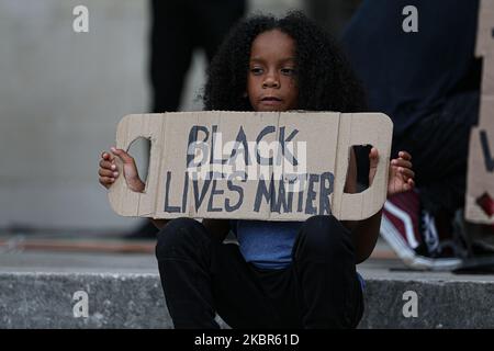 Eine große Anzahl von Menschen versammelt sich, um an der friedlichen Demonstration während der BLM-Proteste am 14.. Juni 2020 auf dem Millennium Square, Leeds, Großbritannien, teilzunehmen. (Foto von Emily Moorby/MI News/NurPhoto) Stockfoto
