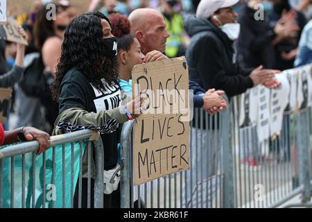 Eine große Anzahl von Menschen versammelt sich, um an der friedlichen Demonstration während der BLM-Proteste am 14.. Juni 2020 auf dem Millennium Square, Leeds, Großbritannien, teilzunehmen. (Foto von Emily Moorby/MI News/NurPhoto) Stockfoto