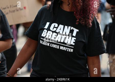 Eine große Anzahl von Menschen versammelt sich, um an der friedlichen Demonstration während der BLM-Proteste am 14.. Juni 2020 auf dem Millennium Square, Leeds, Großbritannien, teilzunehmen. (Foto von Emily Moorby/MI News/NurPhoto) Stockfoto