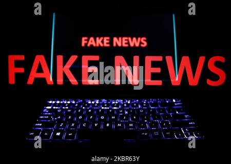 Auf dem Laptop-Bildschirm sind auf diesem Foto mit mehreren Belichtungen, das am 13. Juni 2020 in Polen aufgenommen wurde, Schilder von „Fake News“ zu sehen. Beamte der Europäischen Kommission sagten, dass Facebook, Twitter und Google monatliche Fake News-Berichte bereitstellen sollten, um Fake News über die Coronavirus-Pandemie zu verhindern. (Fotoillustration von Jakub Porzycki/NurPhoto) Stockfoto