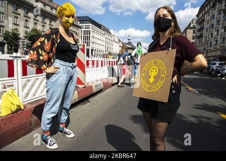 Am 14. Juni 2020 findet in Berlin eine Demonstration Unteilbar (unteilbar) statt, die eine Menschenkette vom Brandenburger Tor nach Hasenheide bildet, um gegen soziale Ungerechtigkeit und Rassismus zu protestieren. (Foto von Emmanuele Contini/NurPhoto) Stockfoto