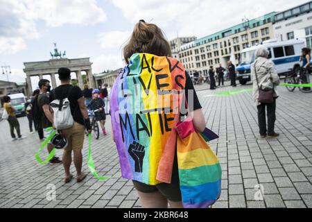 Am 14. Juni 2020 findet in Berlin eine Demonstration Unteilbar (unteilbar) statt, die eine Menschenkette vom Brandenburger Tor nach Hasenheide bildet, um gegen soziale Ungerechtigkeit und Rassismus zu protestieren. (Foto von Emmanuele Contini/NurPhoto) Stockfoto