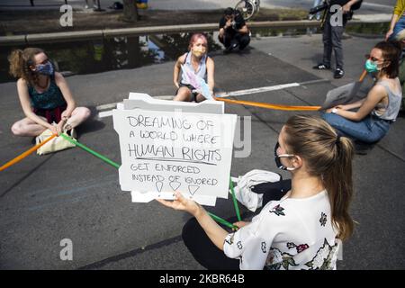 Am 14. Juni 2020 findet in Berlin eine Demonstration Unteilbar (unteilbar) statt, die eine Menschenkette vom Brandenburger Tor nach Hasenheide bildet, um gegen soziale Ungerechtigkeit und Rassismus zu protestieren. (Foto von Emmanuele Contini/NurPhoto) Stockfoto