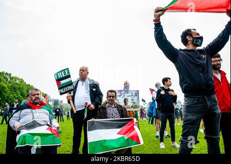 Während der Solidaritätsdemonstration mit Palästina am 14.. Juni 2020 auf dem Museumplein in Amsterdam, Niederlande, erheben Menschen palästinensische Fahnen. (Foto von Romy Arroyo Fernandez/NurPhoto) Stockfoto