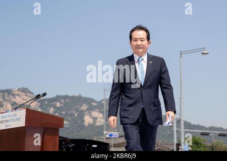 Der südkoreanische Premierminister Chung Sye-kyun tritt die Bühne nach seiner Glückwunschrede während des 70.. Jahrestages des Koreakrieges am 15. Juni 2020 in Seoul, Südkorea. Premierminister Chung Sye-kyun, Co-Vorsitzender des Ausschusses zur Förderung des Projekts zum 6/25 70.-jährigen Bestehen, ehemaliger Stabschef der Luftwaffe Kim Eun-KI, Außenminister Kang Kyung-hwa, Minister für nationale Verteidigung Chung Kyung-doo, Minister für nationale Veteranenangelegenheiten Park Sam-deuk, US-Botschafter in Korea Harry Harris, Der Präsident des koreanischen Gewerkschaftsbundes, Kang Ik-jung, und andere Teilnehmer stellen sich vor Stockfoto