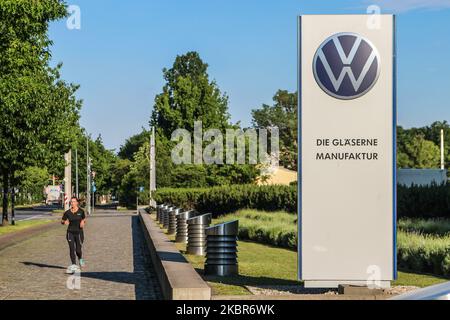 Volkswagen Transparent Factory ist am 11. Juni 2020 in Dresden zu sehen die Transparent Factory ist eine Automobilfabrik und Ausstellungsfläche in Dresden, die sich im Besitz von Volkswagen befindet und vom Architekten Gunter Henn entworfen wurde. Es wurde ursprünglich 2002 eröffnet und produzierte bis 2016 den Volkswagen Phaeton. Ab 2017 produziert sie die elektrische Version des VW Golf. (Foto von Michal Fludra/NurPhoto) Stockfoto