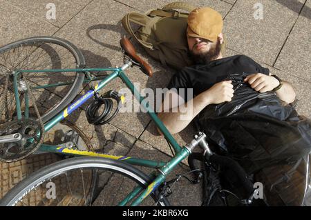 Ein Teilnehmer liegt in der Nähe eines Fahrrads, während Radfahrer am 15. Juni 2020 vor dem Eingang des Rathauses in Kiew, Ukraine, an der Protestaktion „die-in“ teilnehmen, bei der die Straßenverkehrssicherheit und die Verbesserung der Infrastruktur für einen sicheren Radverkehr gefordert werden. Nach Angaben der Aktivisten wurden in den letzten Tagen mehrere Radfahrer und Fußgänger durch die Schuld der Fahrer auf den Straßen von Kiew getötet. (Foto von STR/NurPhoto) Stockfoto