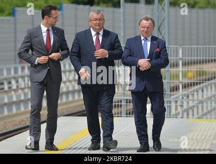 (L-R) Waldemar Buda, Staatssekretär im Ministerium für Fonds und Regionalpolitik, Andrzej Adamczyk, Minister für Infrastruktur und Ireneusz Merchel, Präsident des Verwaltungsrats der PKP PLK, auf einem Bahnsteig des neu eröffneten Bahnhofs Krakau-Bronowice. Am Montag, den 15. Juni 2020, Polen. (Foto von Artur Widak/NurPhoto) Stockfoto