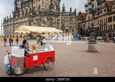 Eisverkäufer wartet auf Kunden auf der fast leeren wegen des Covid-19-bedingten Mangels an touristischer, alter Stadtstraße am 11. Juni 2020 in Dresden (Foto: Michal Fludra/NurPhoto) Stockfoto