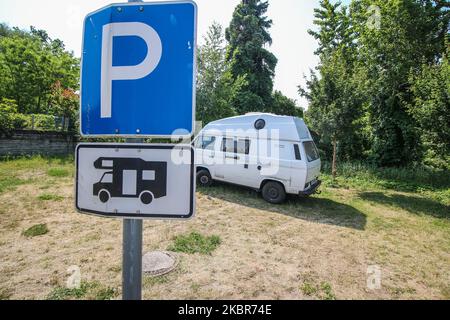 Volkswagen Transporter T3 Westfalia auf dem Parkplatz für Wohnmobile, Wohnmobile und Wohnwagen geparkt ist am 13. Juni 2020 in Warnitz zu sehen (Foto: Michal Fludra/NurPhoto) Stockfoto